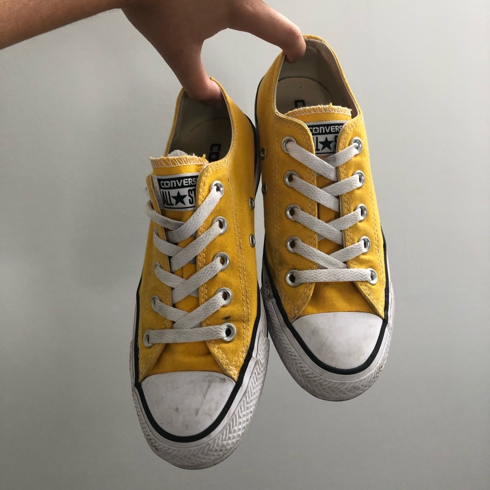 Yellow low top converse